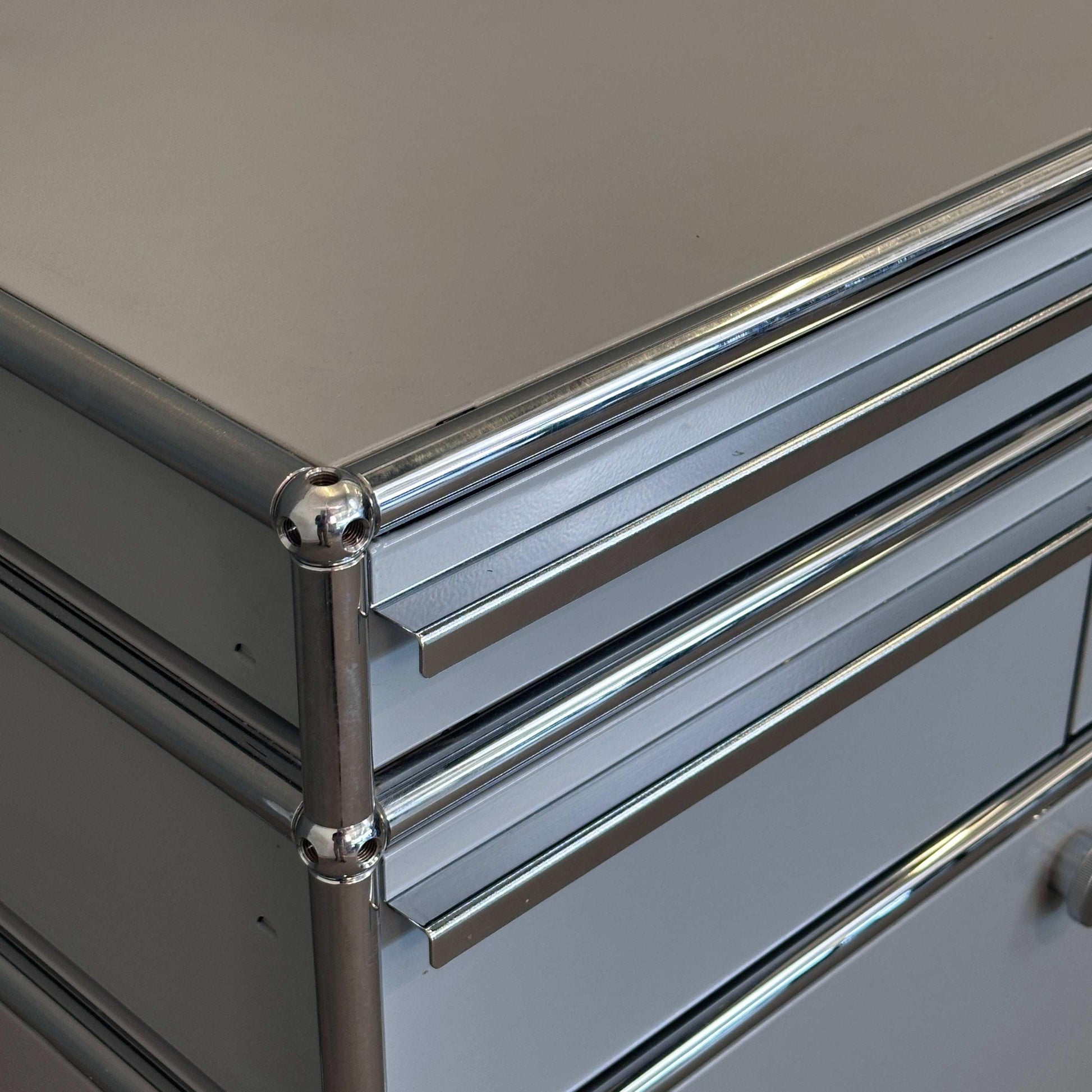 USM Haller Sideboard Kaffeebar hellgrau mit Metallrahmen und vier Schubladen oben plus Klappe unten