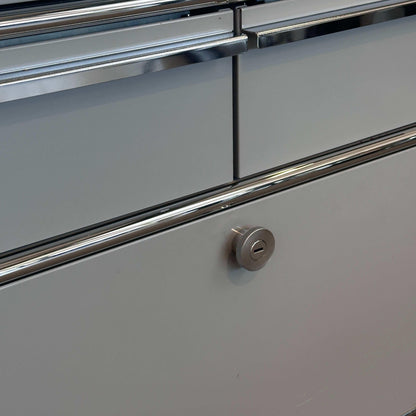 USM Haller Sideboard hellgrau mit Klappe und vier kleinen Schubladen, moderne Kaffeebar-Möbel, kompakte Maße 74x78x53 cm