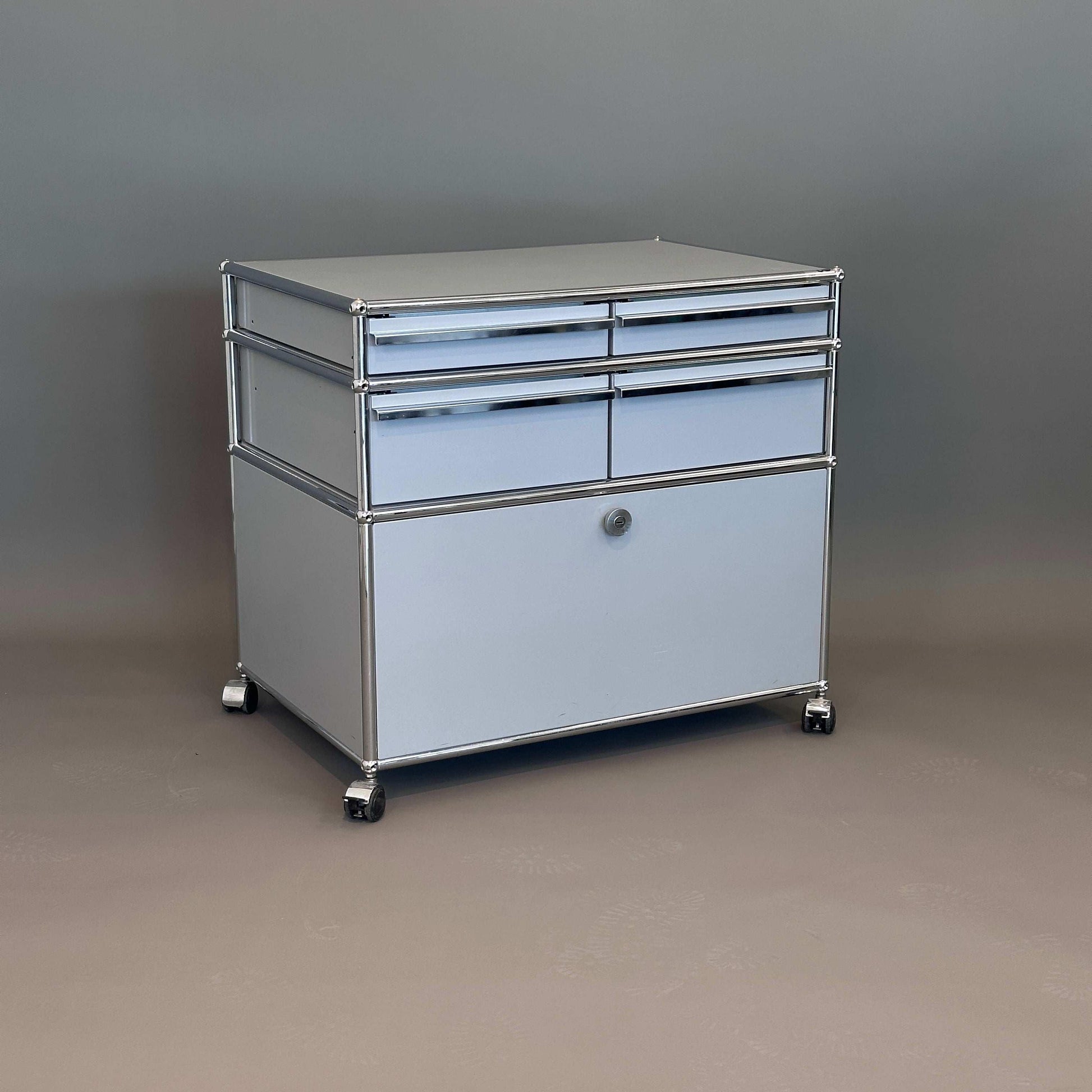 USM Haller Sideboard hellgrau mit vier Schubladen und Klappe auf Rollen, 74x78x53 cm