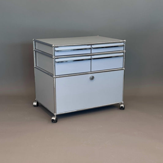 USM Haller Sideboard hellgrau mit vier Schubladen und Klappe auf Rollen, 74x78x53 cm