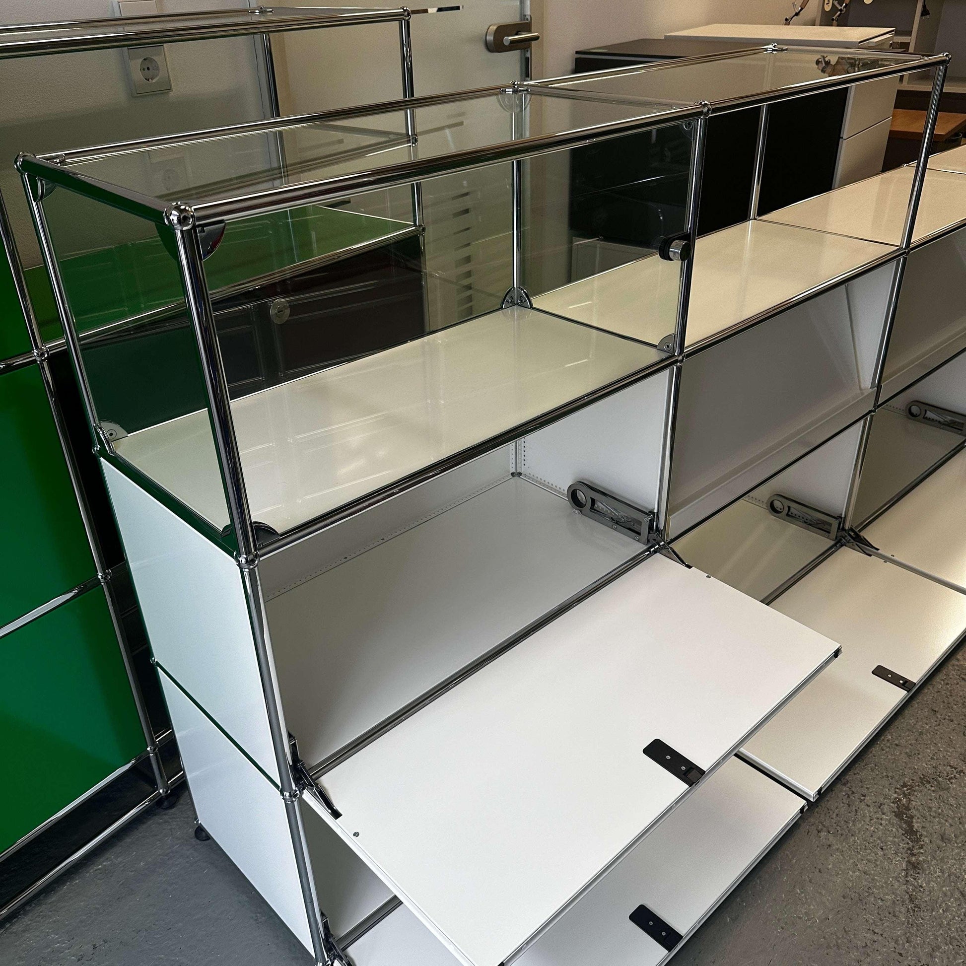 USM Haller Sideboard weiß mit Glasaufsatz und Klappen zur Präsentation und Aufbewahrung