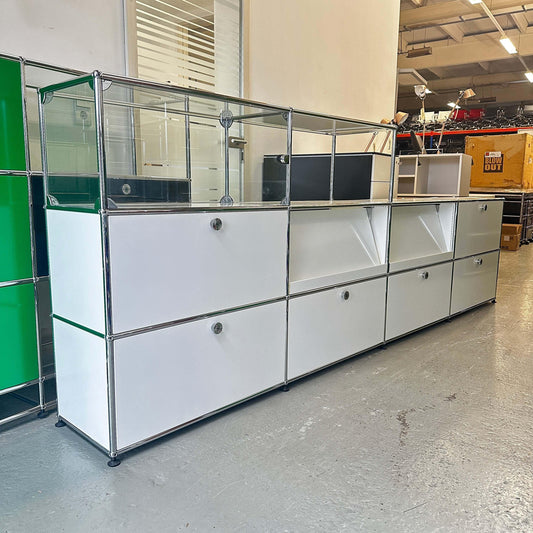 weißes USM Haller Sideboard mit 6 Klappen und Glasaufsatz mit verglaster Tür auf linker Seite