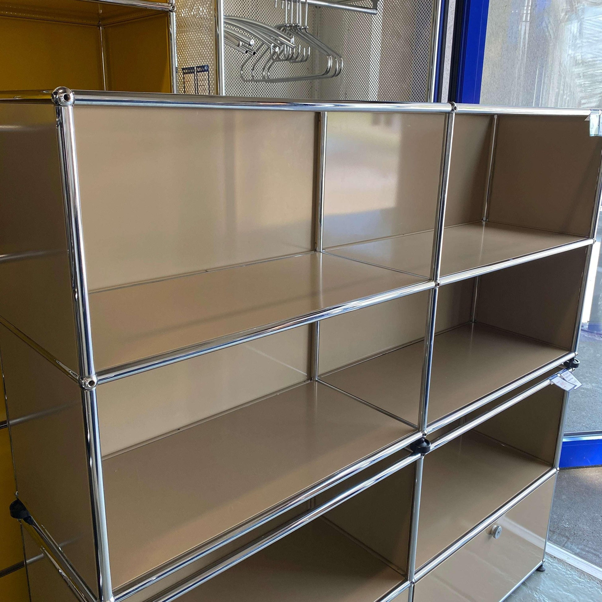 Beiges USM Haller Sideboard 2x2 offen mit Metallrahmen und modernen Stauraumfächern