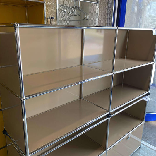 Beiges USM Haller Sideboard 2x2 offen mit Metallrahmen und modernen Stauraumfächern