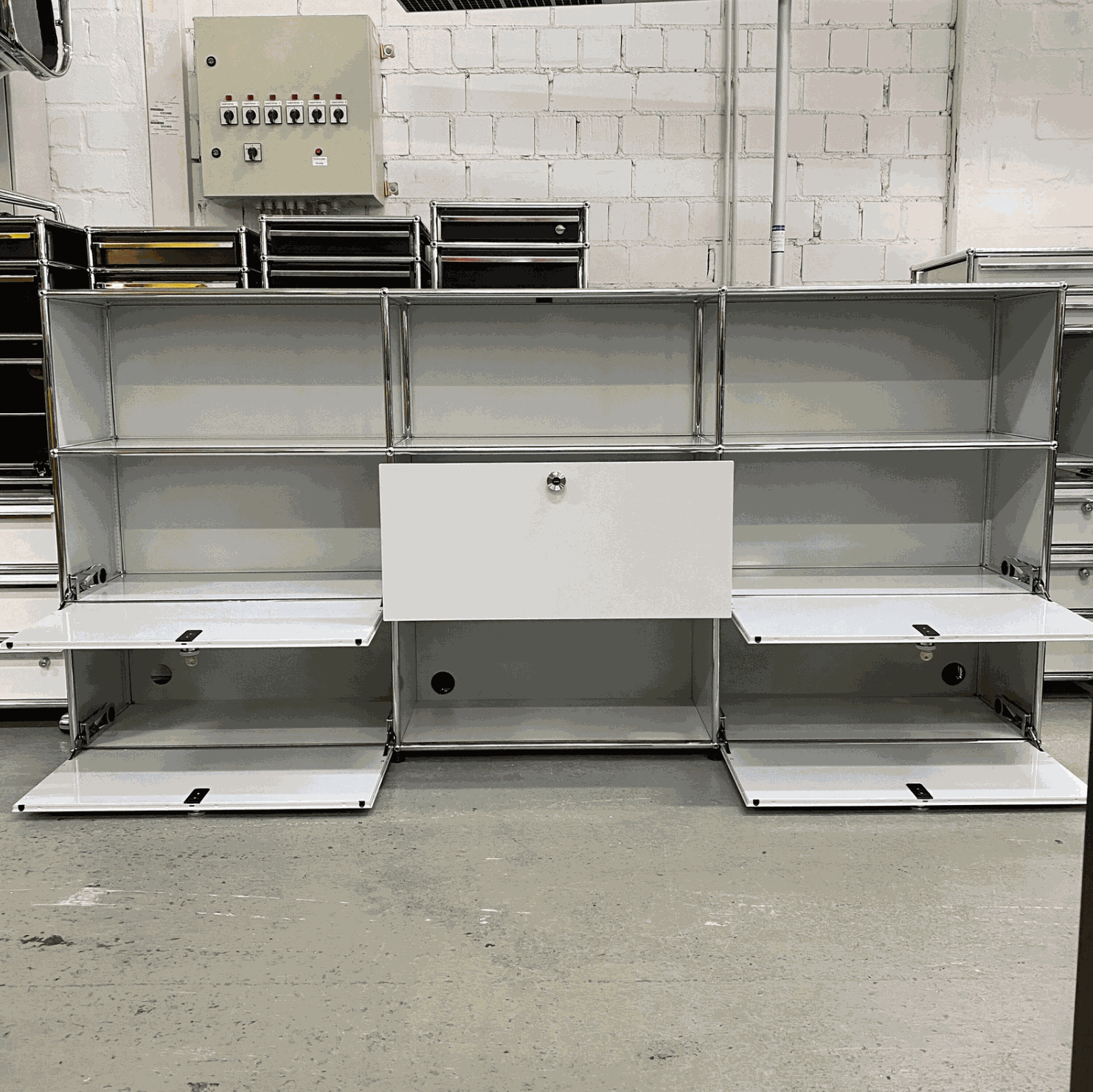 USM Haller Sideboard lichtgrau mit 4 Klappen, 1 Auszug und Kabeldurchlässen, Maße 228x109x38 cm
