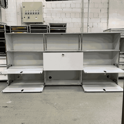 USM Haller Sideboard lichtgrau mit 4 Klappen, 1 Auszug und Kabeldurchlässen, Maße 228x109x38 cm