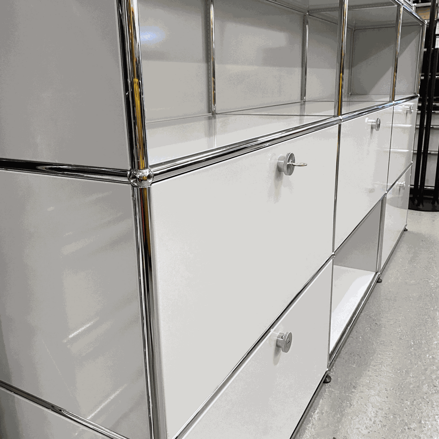 USM Haller Sideboard lichtgrau mit 4 Klappen, 1 Auszug und Chromrahmen, modern und funktional