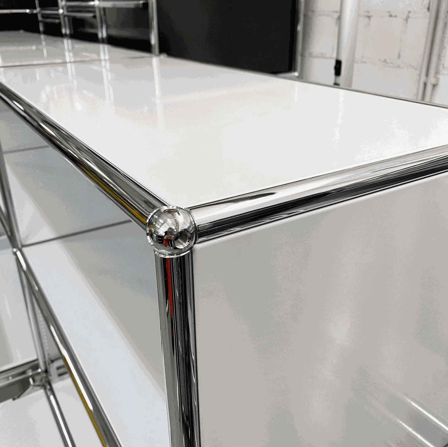 USM Haller Sideboard lichtgrau mit vier Klappen, einem Auszug und Kabeldurchlass, 228x109x38 cm