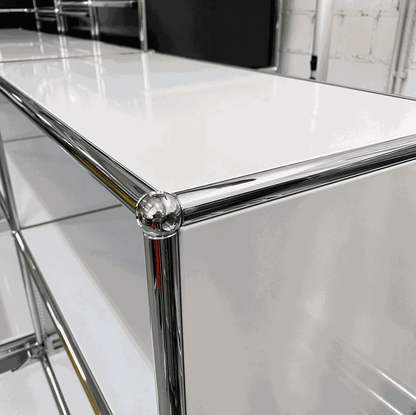 USM Haller Sideboard lichtgrau mit vier Klappen, einem Auszug und Kabeldurchlass, 228x109x38 cm