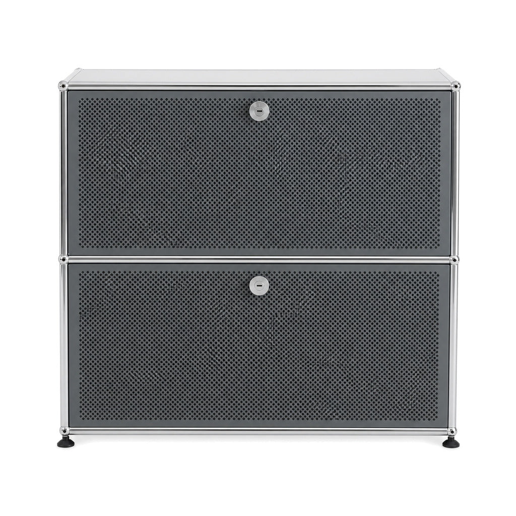 USM Haller Sideboard 1x2 in Mittelgrau mit zwei perforierten Schallschutz-Klappen und verchromtem Stahlrahmen.