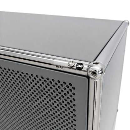 USM Haller Sideboard in Mittelgrau mit perforierter Schallschutz-Front und charakteristischem Chrom-Rahmen.