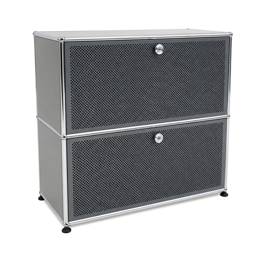 USM Haller Sideboard in Mittelgrau mit zwei perforierten Schallschutz-Klappen und verchromtem Stahlrohrrahmen.