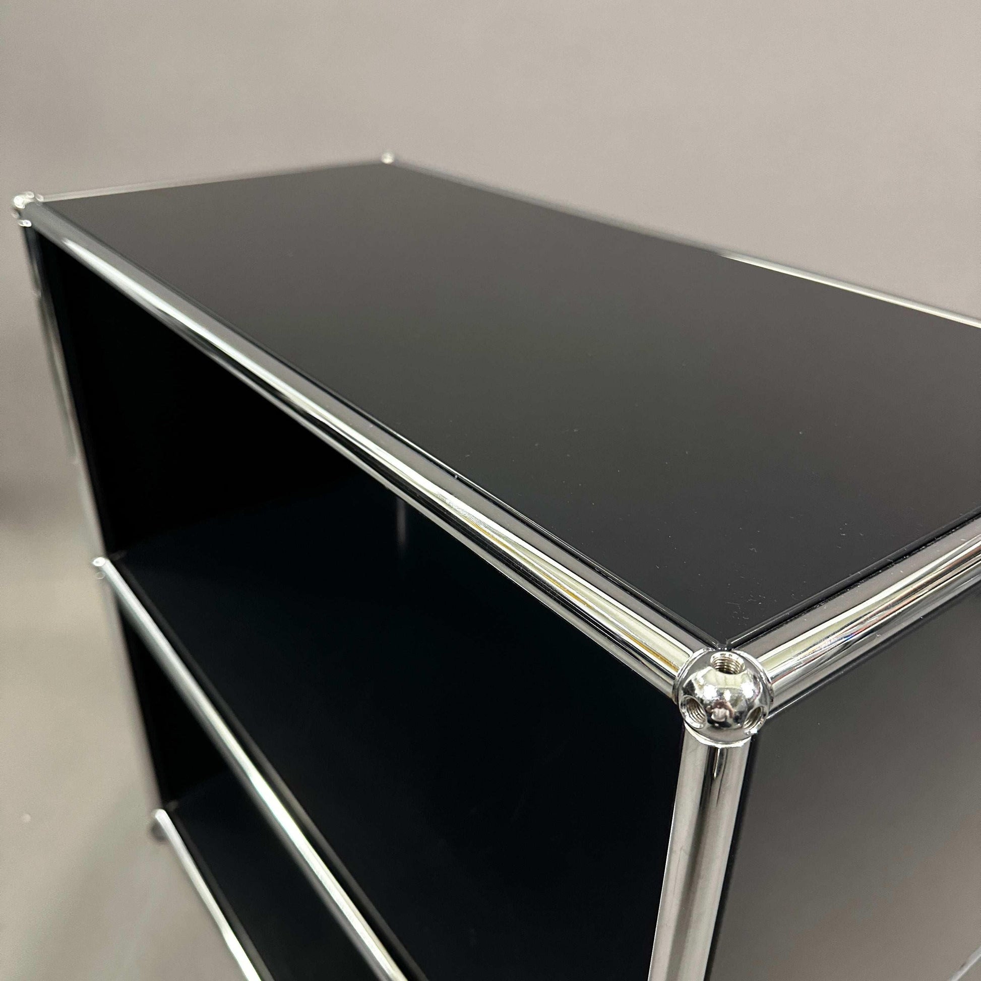 USM Haller Sideboard graphitschwarz mit 1x2 Fächern und verchromtem Gestell, 77x37x78 cm