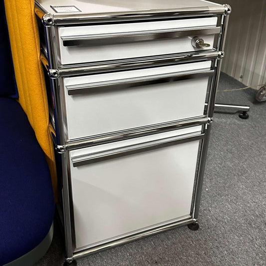 USM Haller Standcontainer in light gray with three drawers and lock, metal frame and modern design