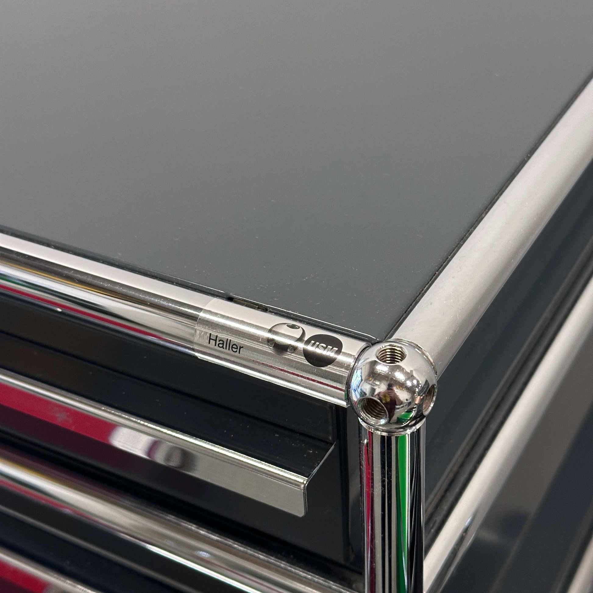 USM Haller Standcontainer anthracite with 3 drawers and chrome frame close-up view