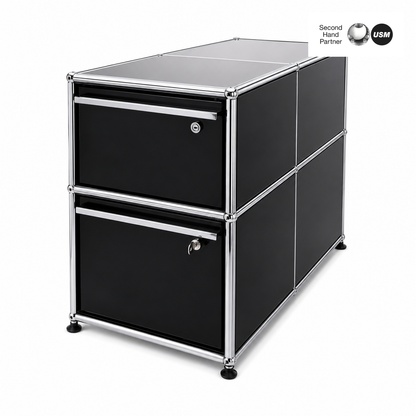 USM Haller Standcontainer in graphitschwarz, doppelseitig, mit zwei abschließbaren Auszügen.