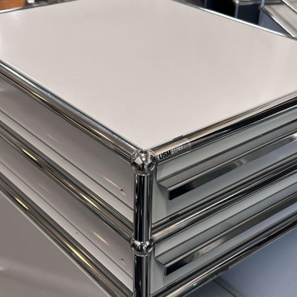 lichtgrauer USM Haller Standcontainer mit 2 Schubladen und Fach in Edelstahlrahmen