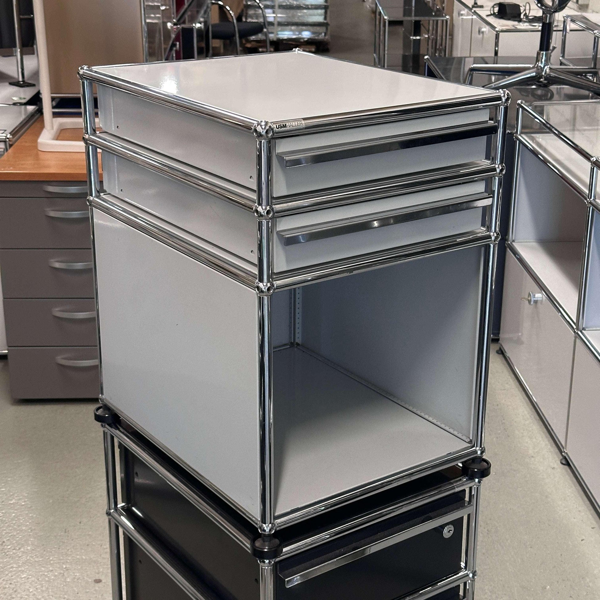 USM Haller Standcontainer lichtgrau mit 2 Schubladen und offenem Fach, 67x41x52 cm, limitierte Aktion -20%