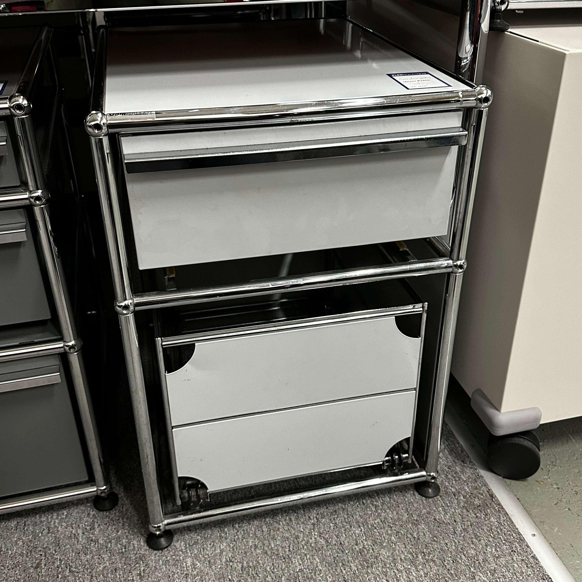 USM Haller Standcontainer light gray special model with chrome frame and drawers, 41.5x60.5x52 cm