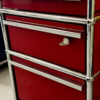 USM Haller Standcontainer in rubinrot with three drawers and silver metal frame, measuring 41x67x52cm