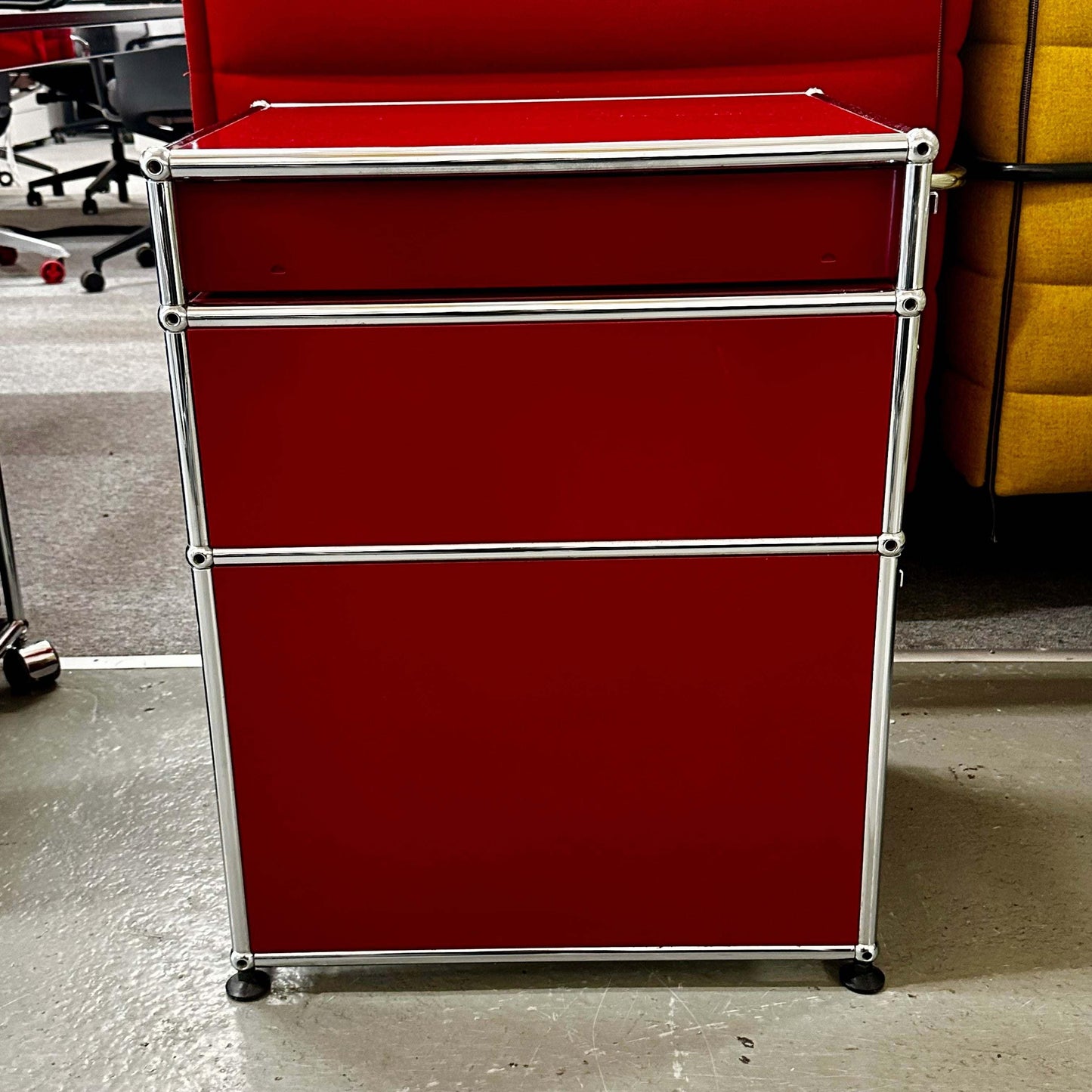 USM Haller standcontainer in rubinrot with three drawers and metal frame