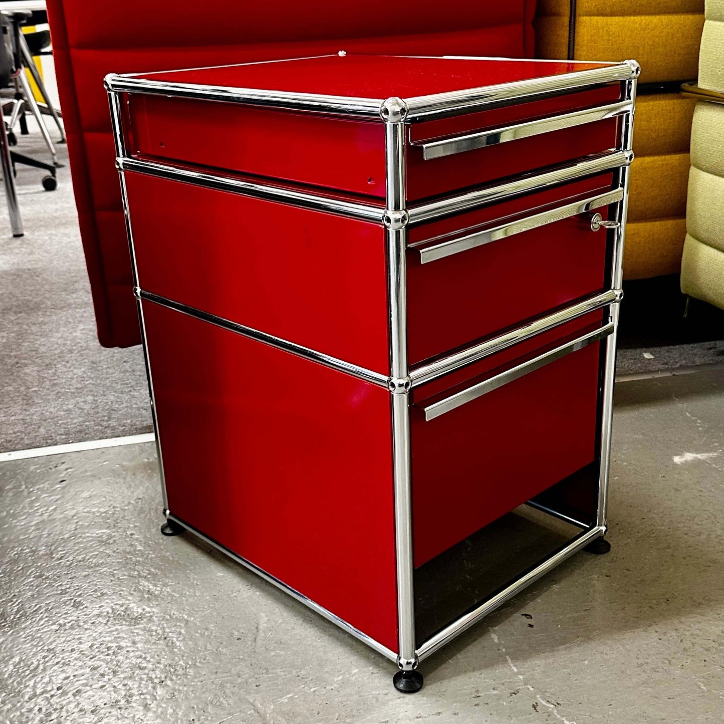 USM Haller Standcontainer in rubinrot with 3 drawers and chrome frame