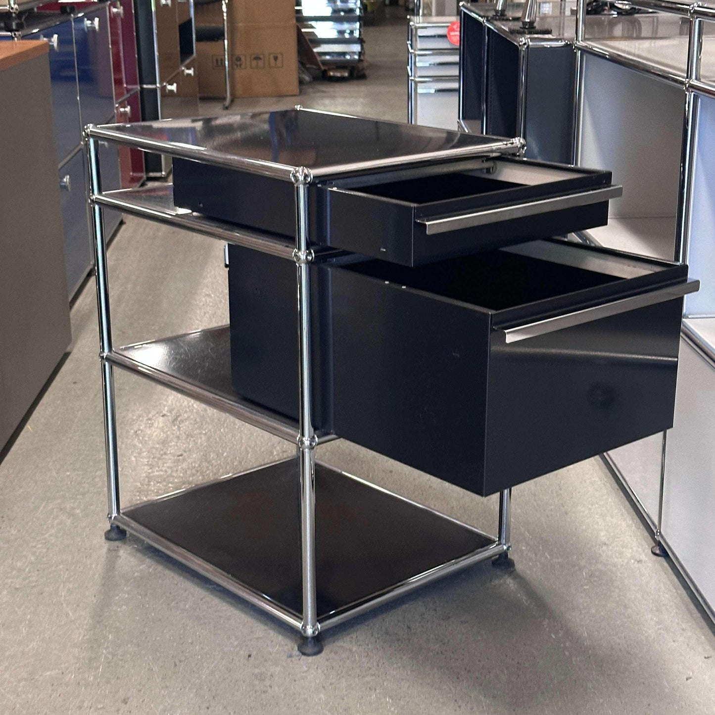 Schwarzer USM Haller Standcontainer mit zwei Schubladen und Chromgestell, Maße 67x41x52 cm, modernes Design
