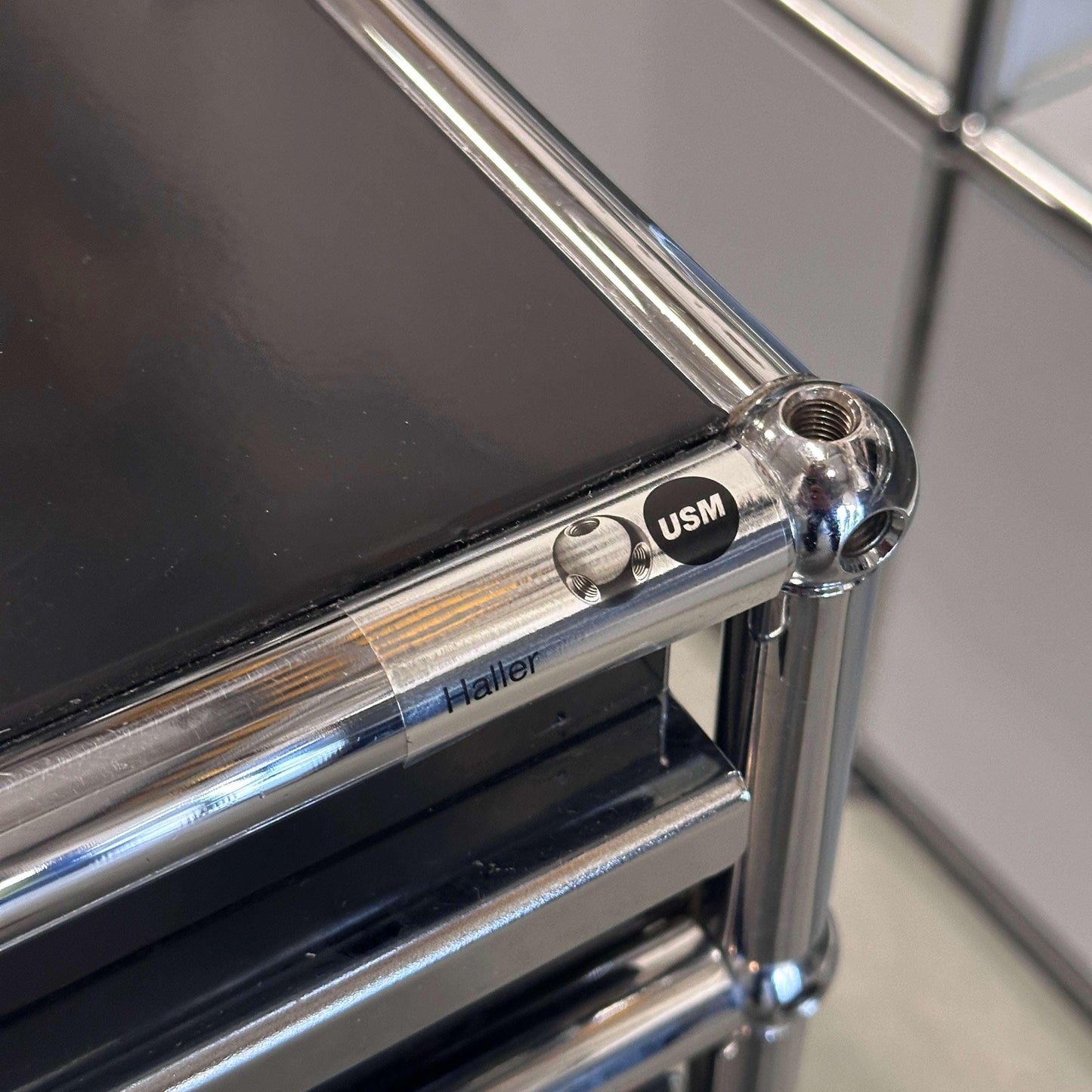 USM Haller Standcontainer schwarz mit 2 Schubladen und verchromtem Gestell in Graphitschwarz