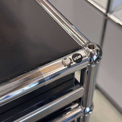 USM Haller Standcontainer schwarz mit 2 Schubladen und verchromtem Gestell in Graphitschwarz