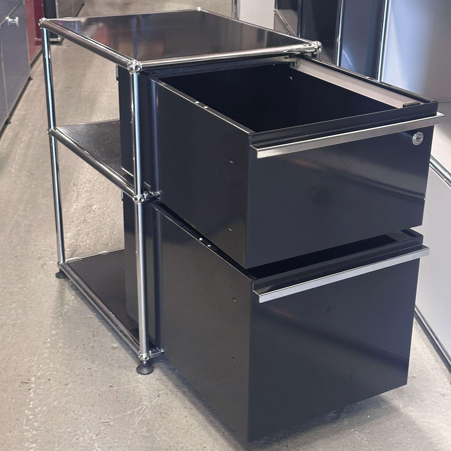 Schwarzer USM Haller Standcontainer mit zwei großen Schubladen und verchromtem Stahlrahmen in Graphitschwarz