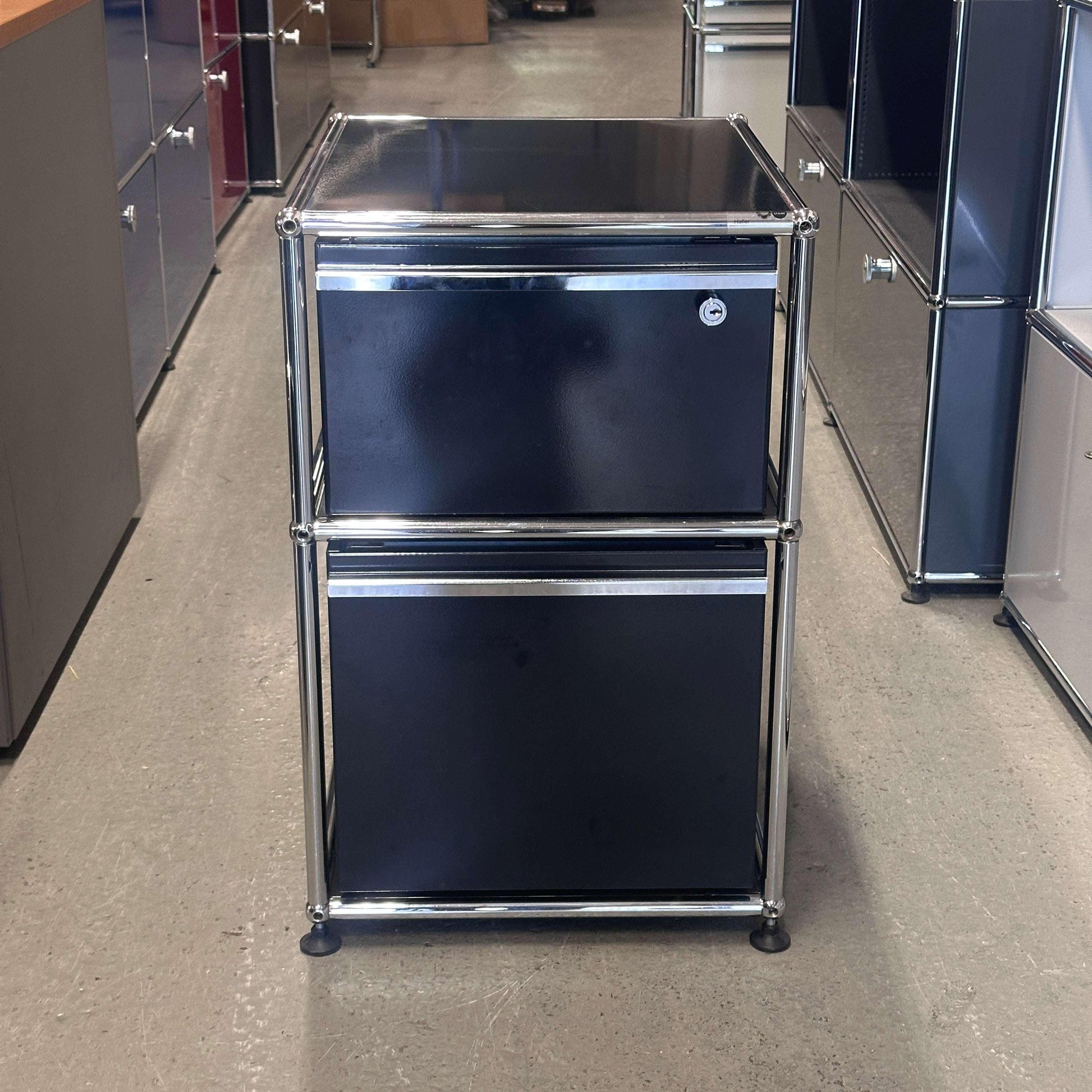USM Haller Standcontainer schwarz mit zwei großen Schubladen und verchromtem Gestell in Graphitschwarz, Maße 67x41x52 cm, Büromöbel modern und funktional