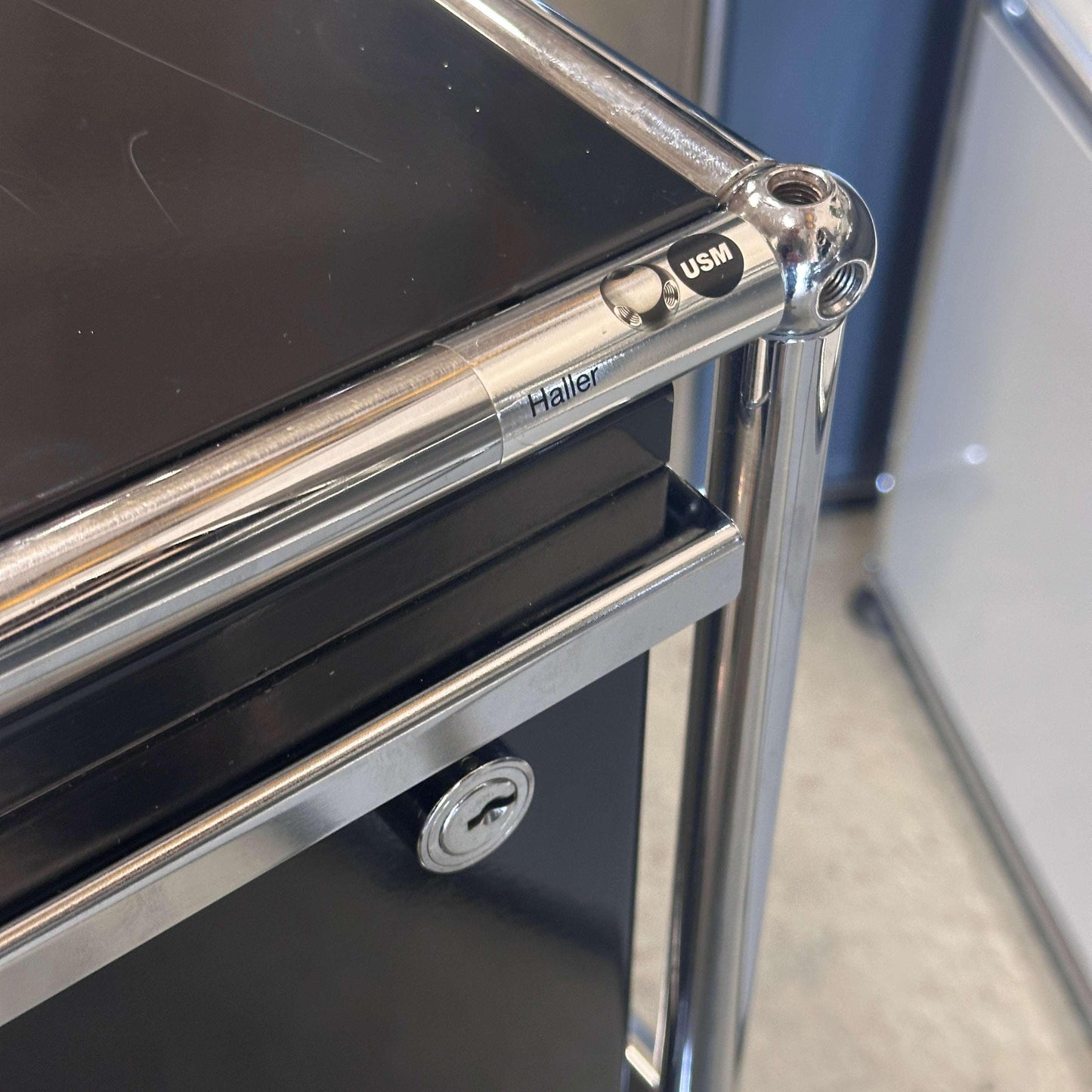 USM Haller Standcontainer schwarz mit zwei großen Schubladen und Schloss im Detail, graphitschwarzes Design