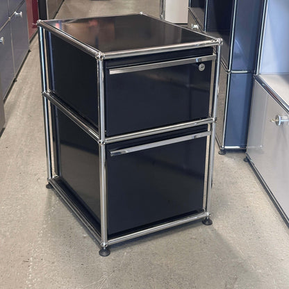 USM Haller Standcontainer in Graphitschwarz mit zwei großen Schubladen und verchromtem Gestell, kompakte Maße 67x41x52 cm