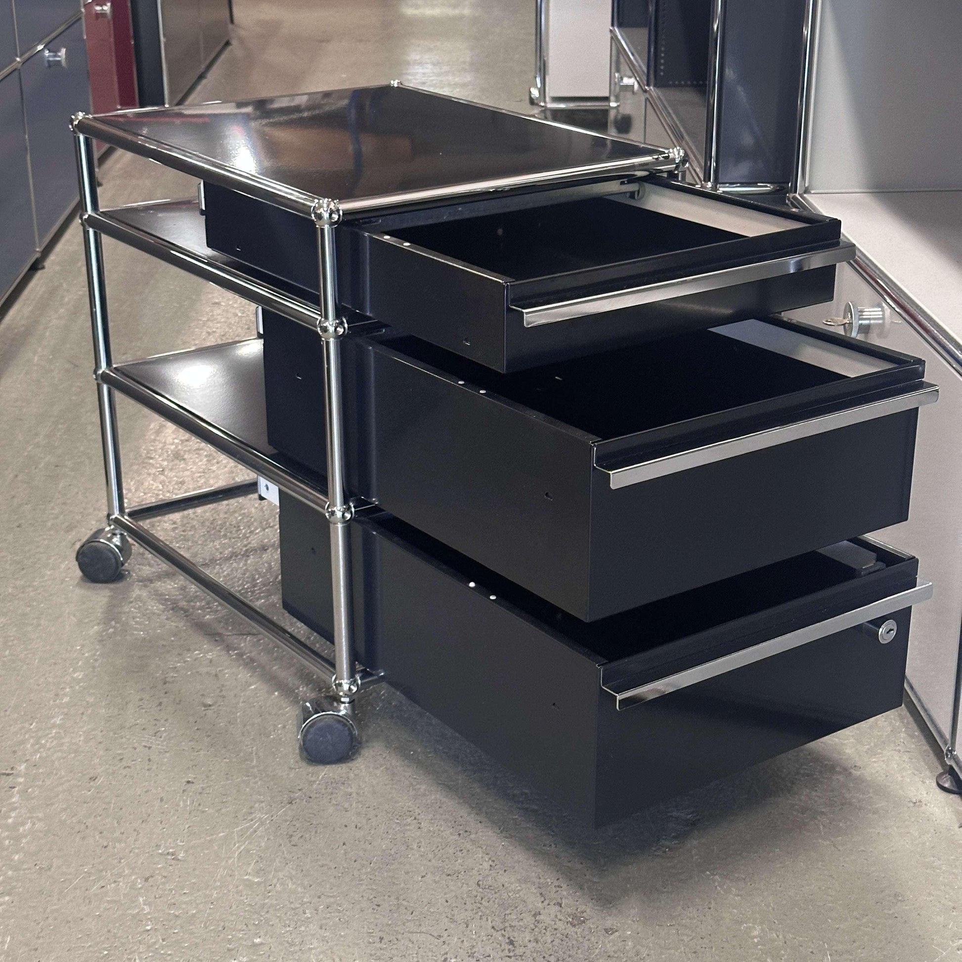 USM Haller Standcontainer schwarz mit 3 Schubladen und Rollfunktion in Graphitschwarz