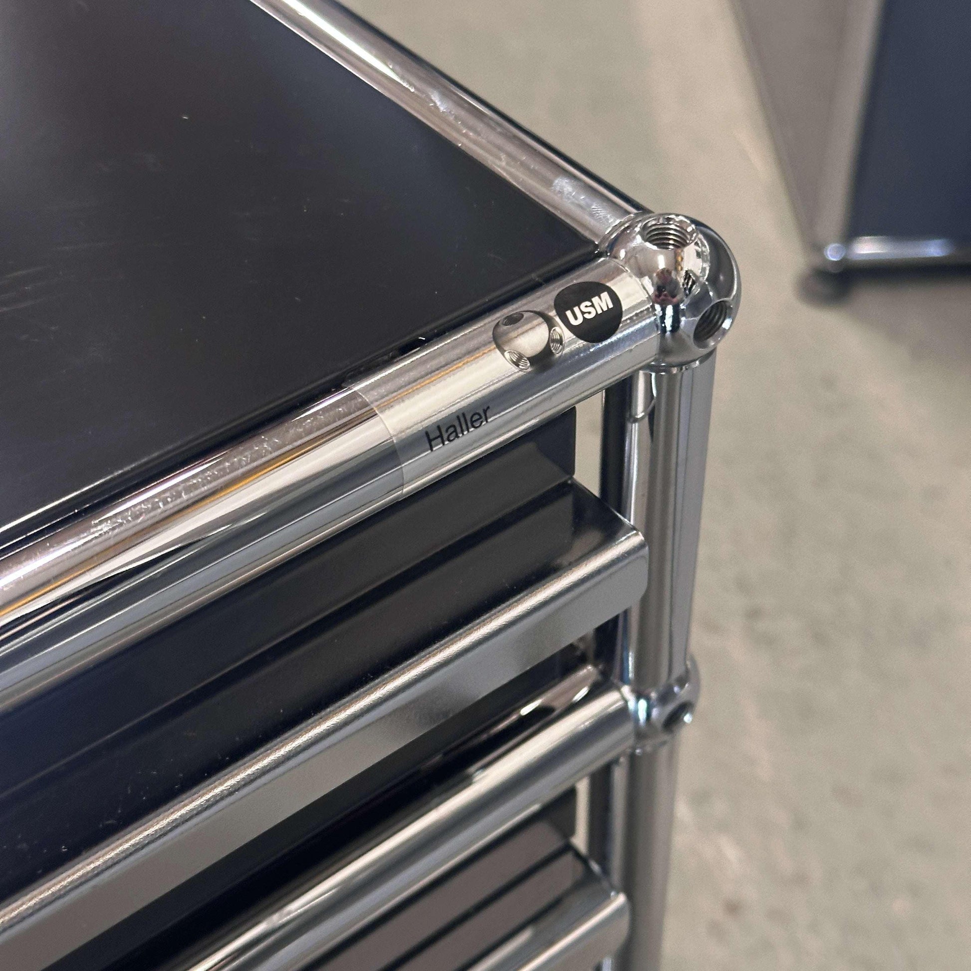 USM Haller Standcontainer schwarz mit 3 Schubladen und abschließbarer Box in Graphitschwarz, 60x41x52 cm