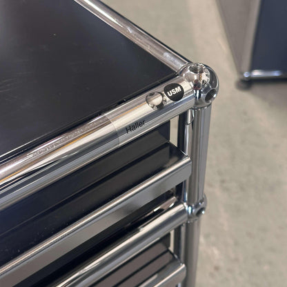 USM Haller Standcontainer schwarz mit 3 Schubladen und abschließbarer Box in Graphitschwarz, 60x41x52 cm