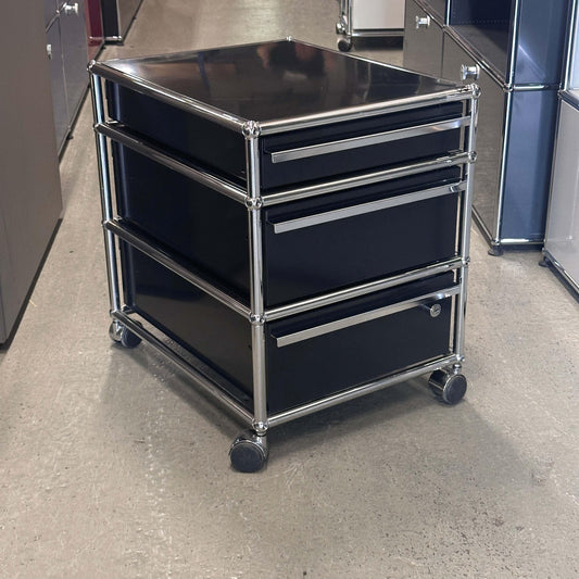 USM Haller Standcontainer schwarz mit 3 Schubladen und abschließbarer unterer Schublade auf Rollen, 60x41x52 cm, graphitschwarz