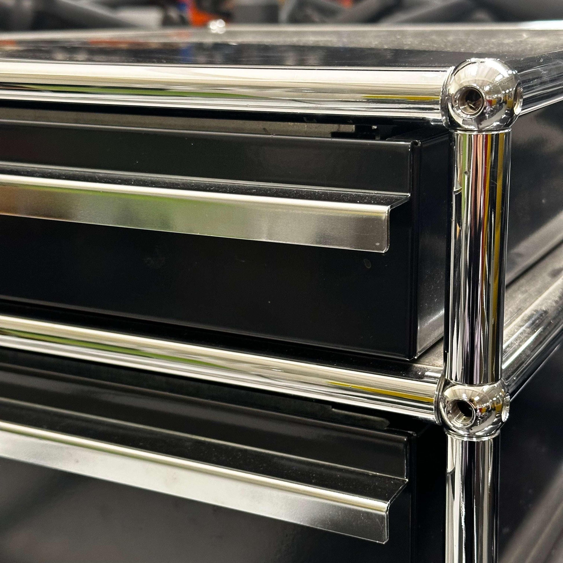 USM Haller Standcontainer black with 4 drawers and chrome frame close-up