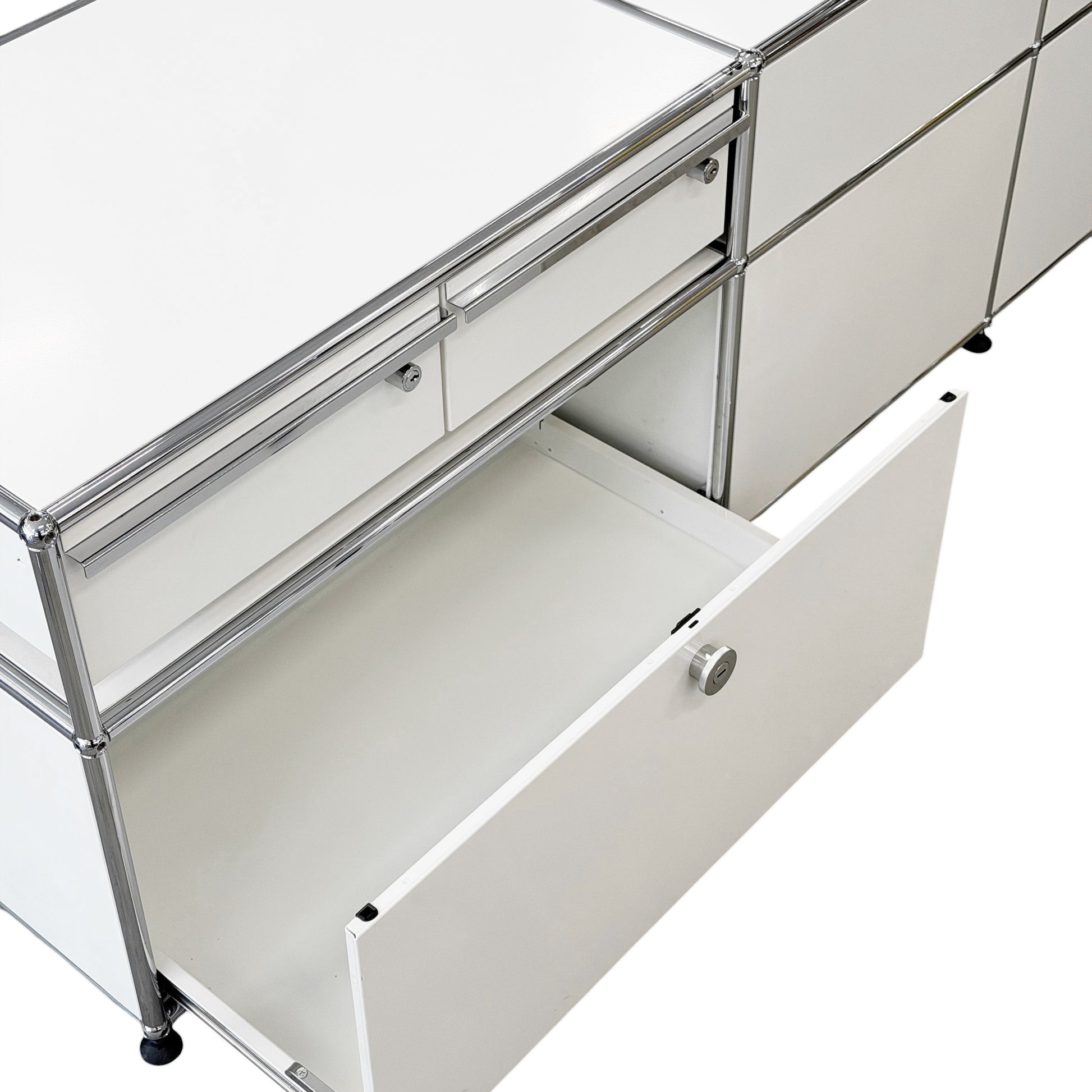 Weißes USM Haller Technikregal mit 2 Schubladen und 1 offenem Auszug, Chromgestell.