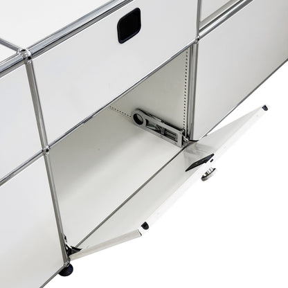 USM Haller Technikregal 2x3 weiss mit offener Klappe, Schubladen und Chromgestell.