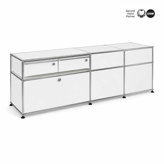 Weißes USM Haller Technikregal mit 2 Schubladen, 1 Auszug und 1 Klappe.