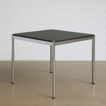 USM Haller Tisch 100x100cm mit schwarzer Eiche Tischplatte und Chromgestell, eleganter Arbeitstisch für Büro und Home-Office