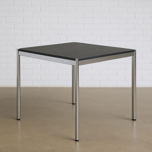 USM Haller Tisch 100x100cm mit schwarzer Eiche Tischplatte und Chromgestell, eleganter Arbeitstisch für Büro und Home-Office