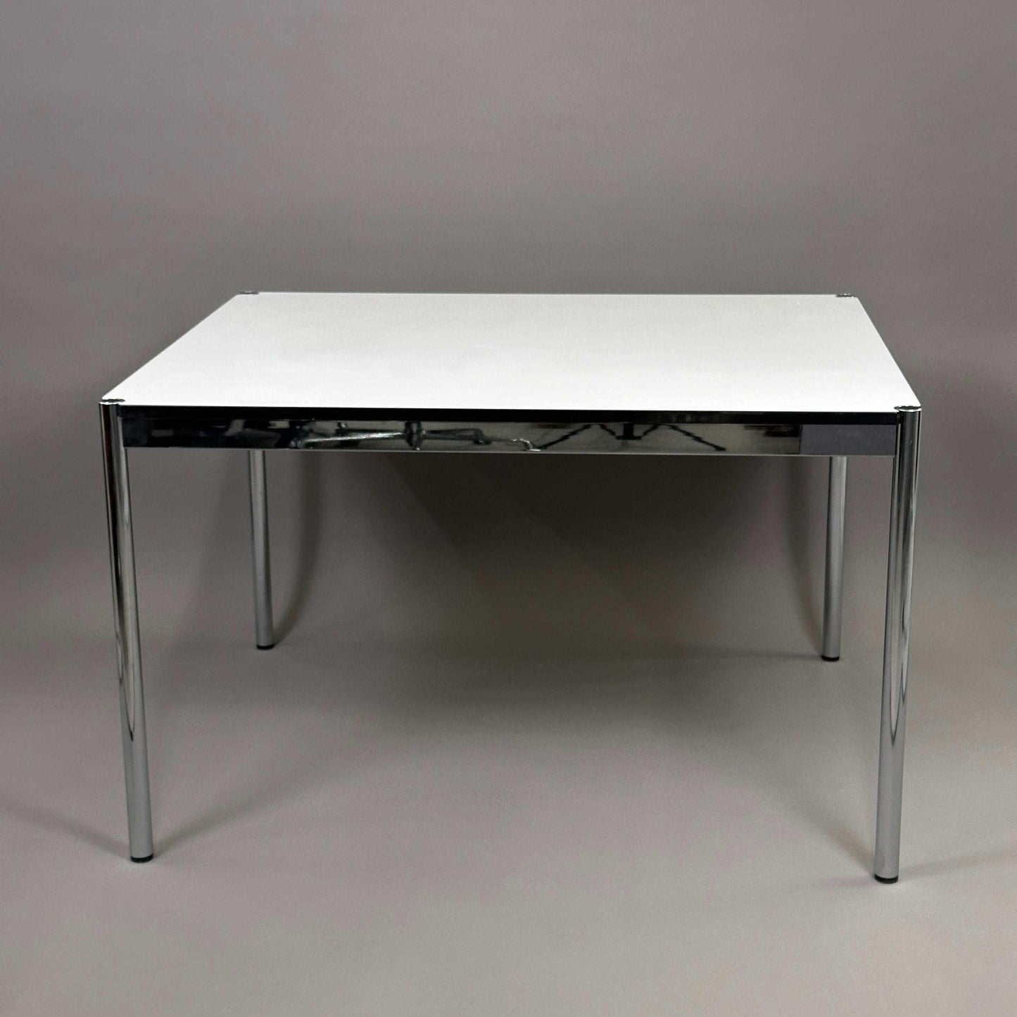 USM Haller Tisch 120x100 cm in Perlgrau und Weiß mit verchromten Beinen