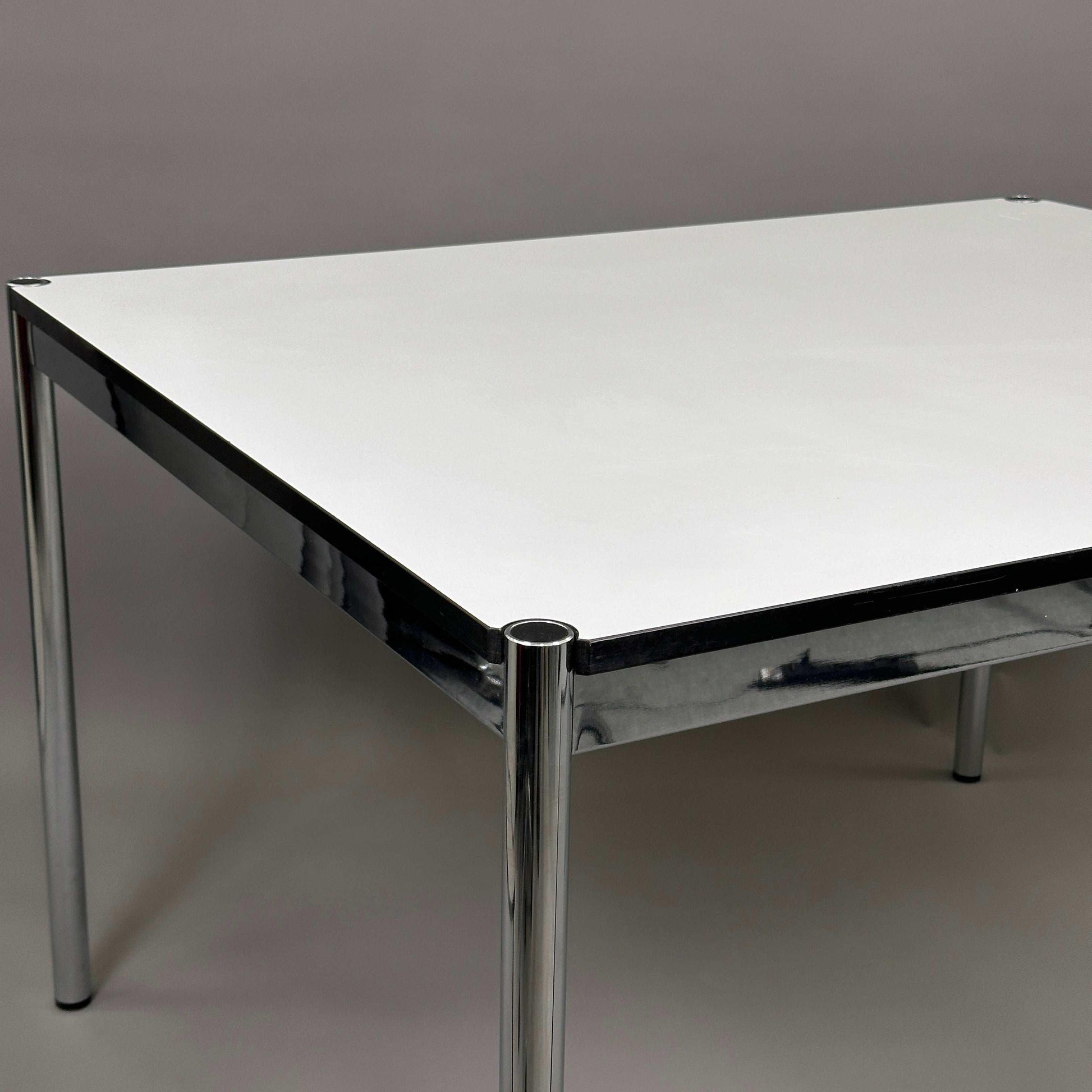 USM Haller Tisch 120x100 cm in Perlgrau und Weiß mit Metallbeinen