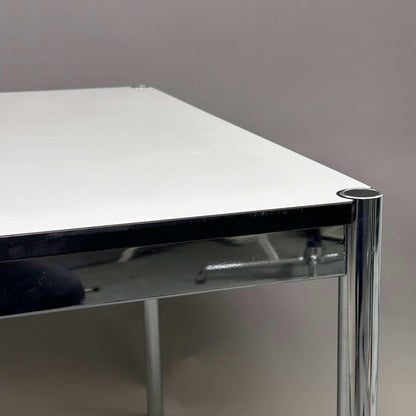 USM Haller Tisch 120 x 100 cm in Perlgrau und Weiß mit chromfarbenem Gestell