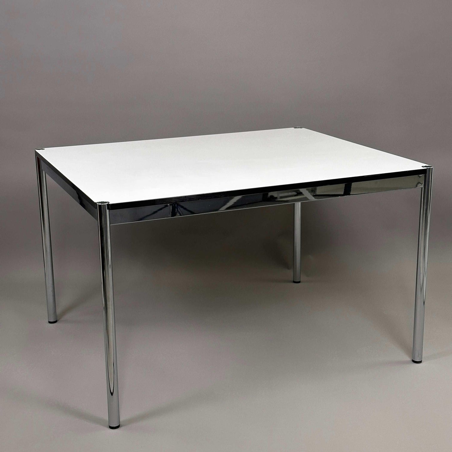 USM Haller Tisch 120x100 cm in Perlgrau und Weiß mit verchromten Beinen