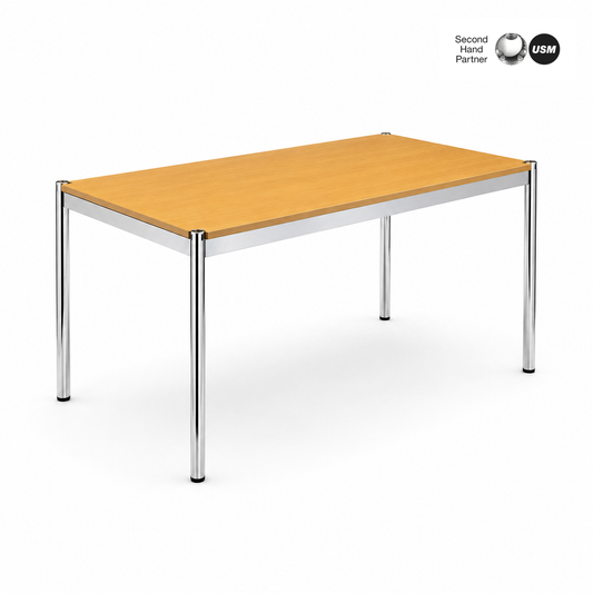 USM Haller Tisch 125x75 mit Buche natur Platte und verchromtem Stahlrohrgestell.