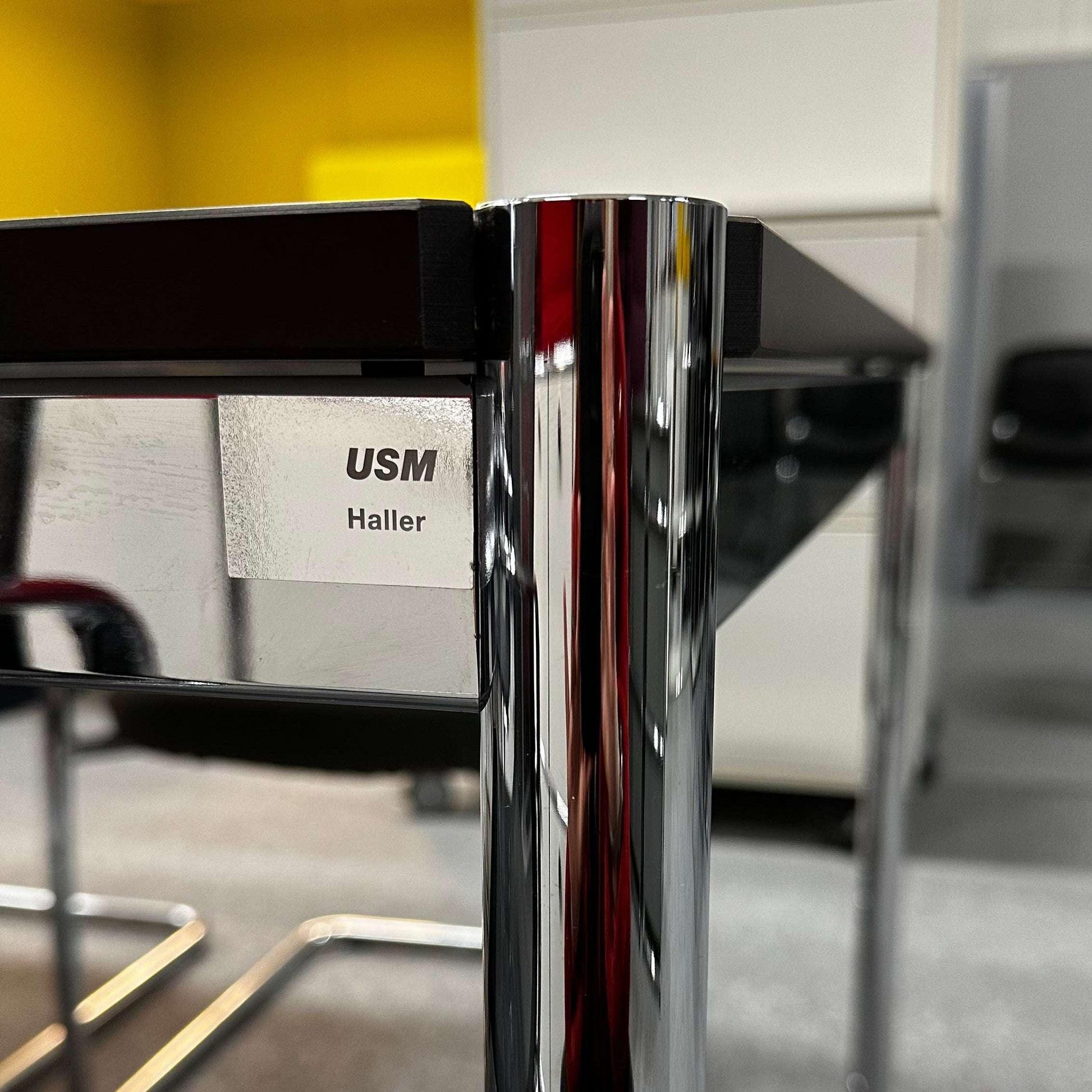 USM Haller Tisch with perlgrau and white tabletop, chrome frame, 125x75x74cm, modern and versatile design