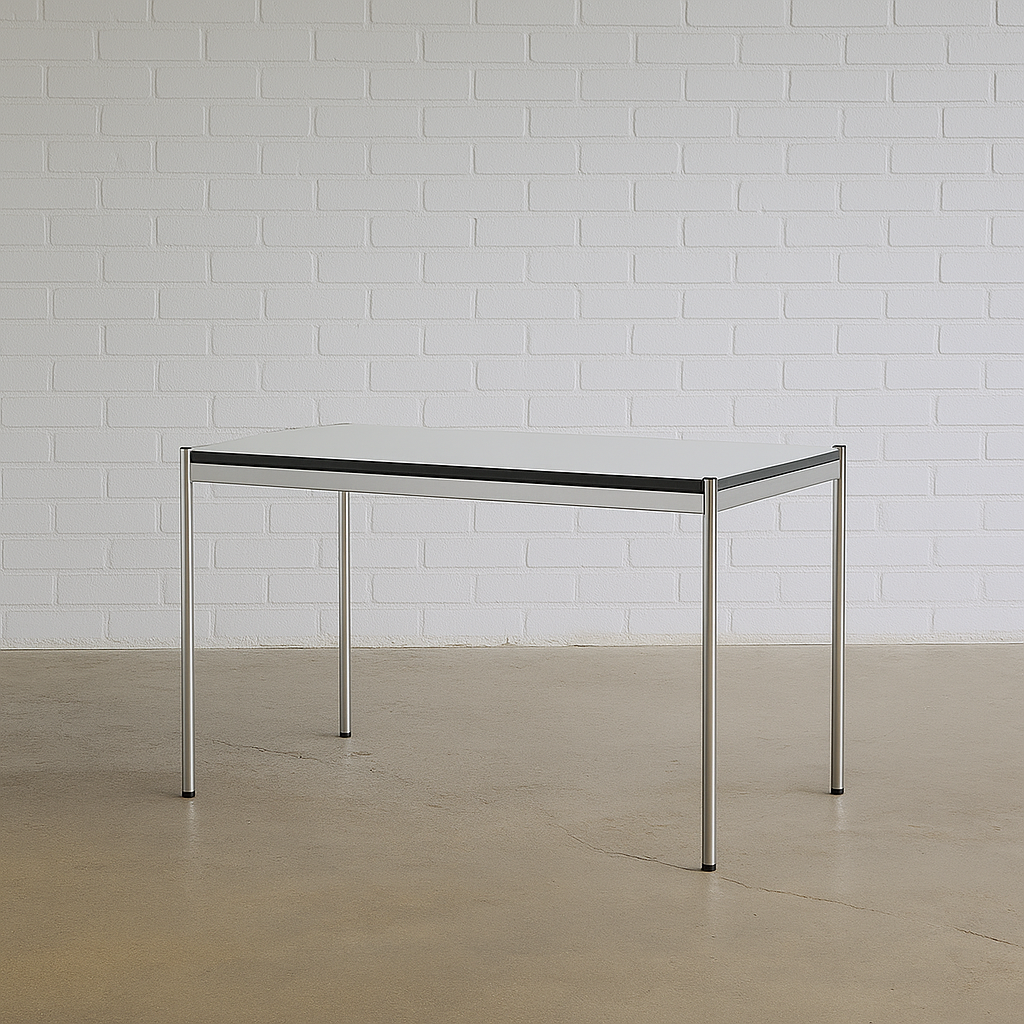 USM Haller Tisch 125x75cm in Perlgrauweiß mit Chromgestell und Kunstharzplatte, moderner Arbeitstisch fürs Büro oder Home-Office